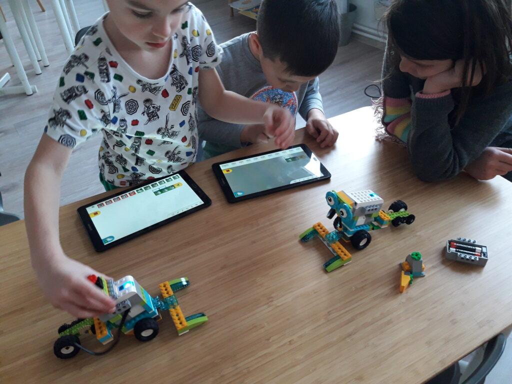 Curs Robotica pentru copii Inventicum Brașov