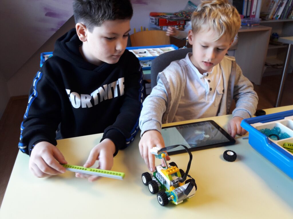 Curs Robotica pentru copii Inventicum Brașov