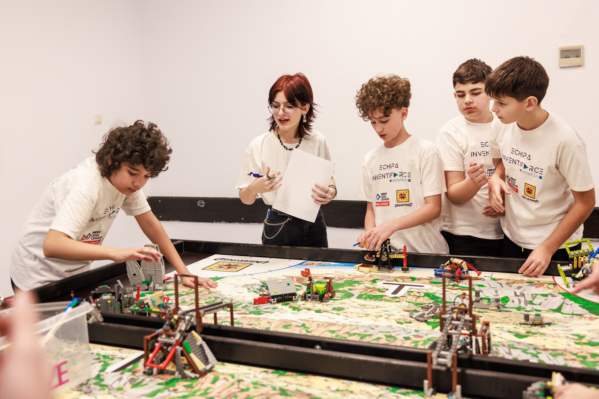 Echipa INVENTIFORCE pe terenul oficial de concurs FIRST LEGO League